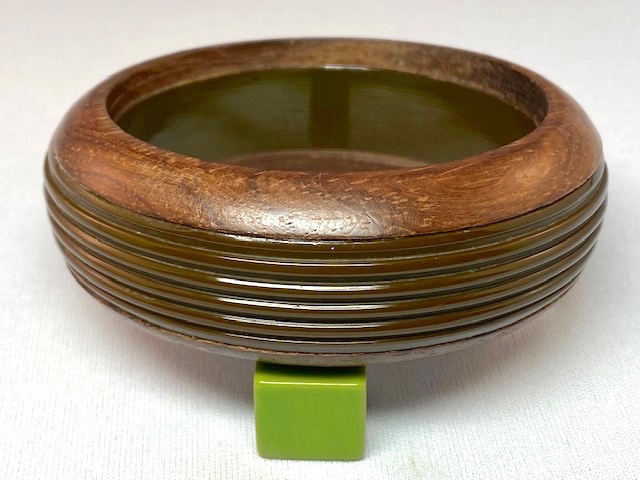 BB234 ribbed olive green bakelite & wood bangle